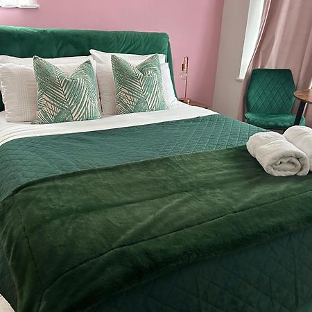 The Lily Pad Near Poole Dorset Self Contained Private Entrance And Free Parking Hotel Corfe Mullen Eksteriør billede